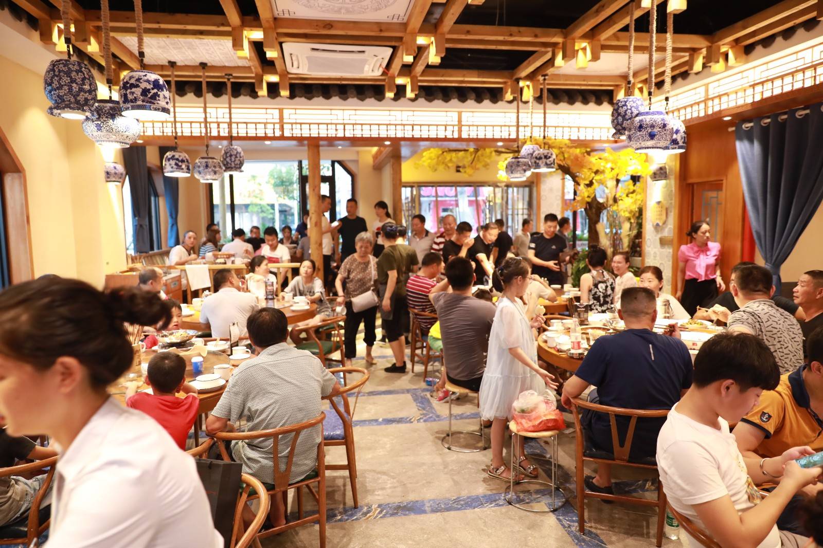 2025餐饮新局：连锁加盟展，如何点燃行业新引擎？