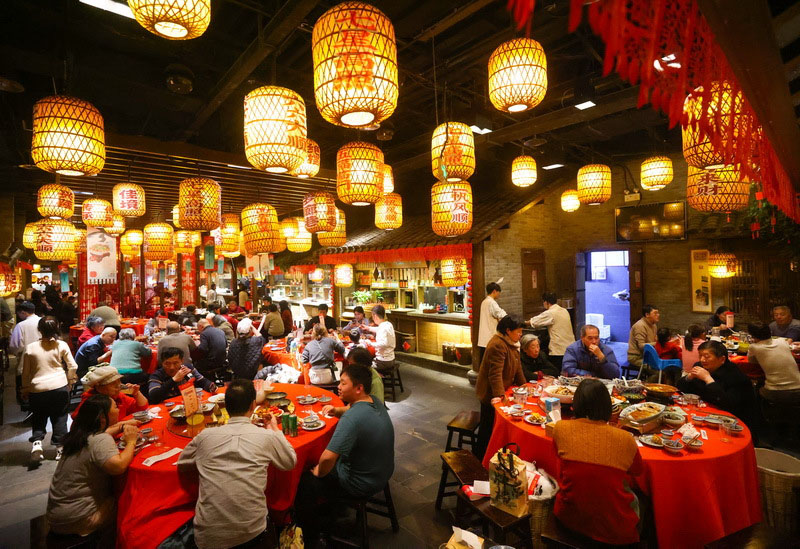 2025国庆中秋餐饮市场观察：预订热潮与场景分化下的行业破局